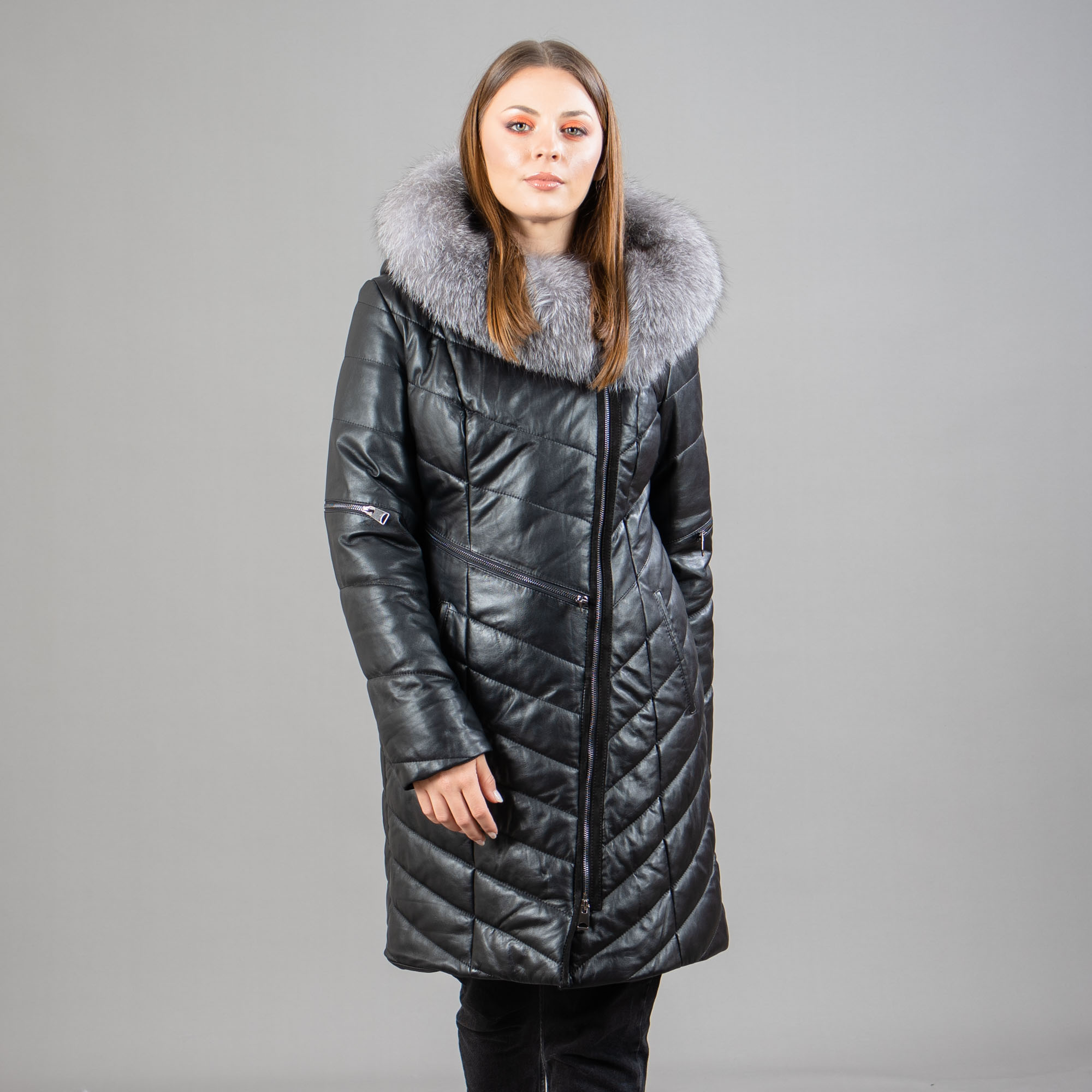 μαύρο δερμάτινο παλτό με γούνα αλεπούς στην κουκούλα
