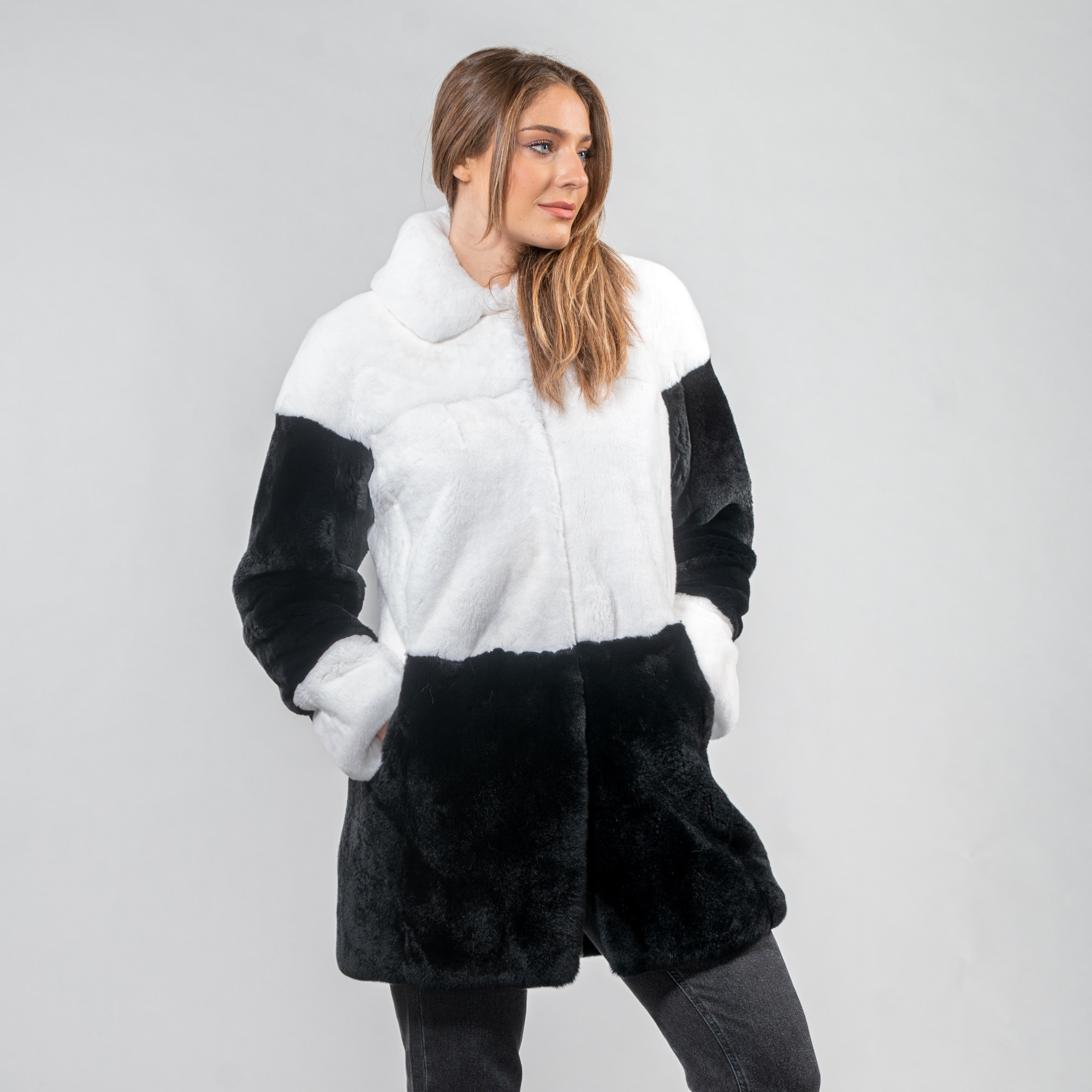 ασπρόμαυρο παλτό γούνας λαγού
