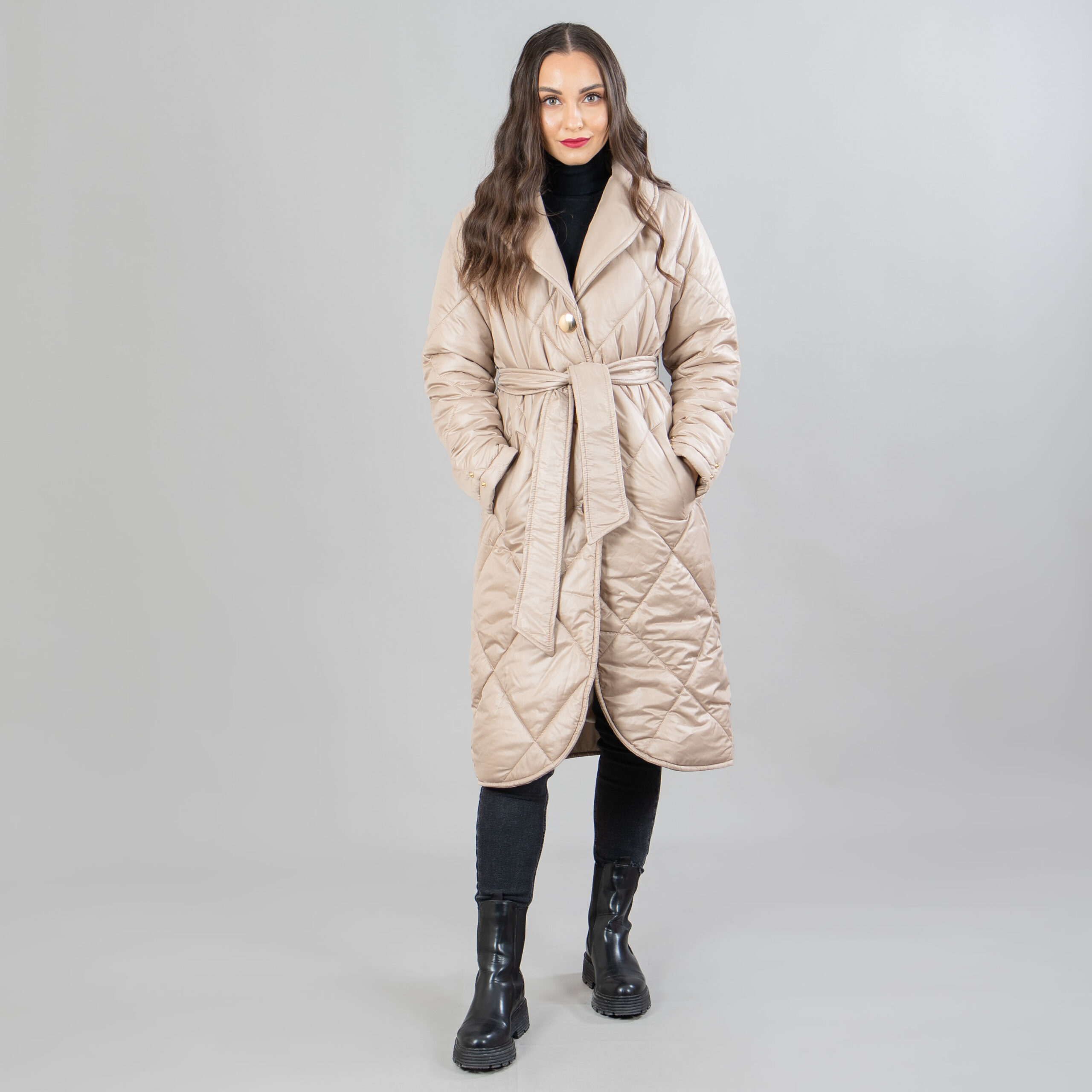 Beige parka coat with detachable fox fur. 