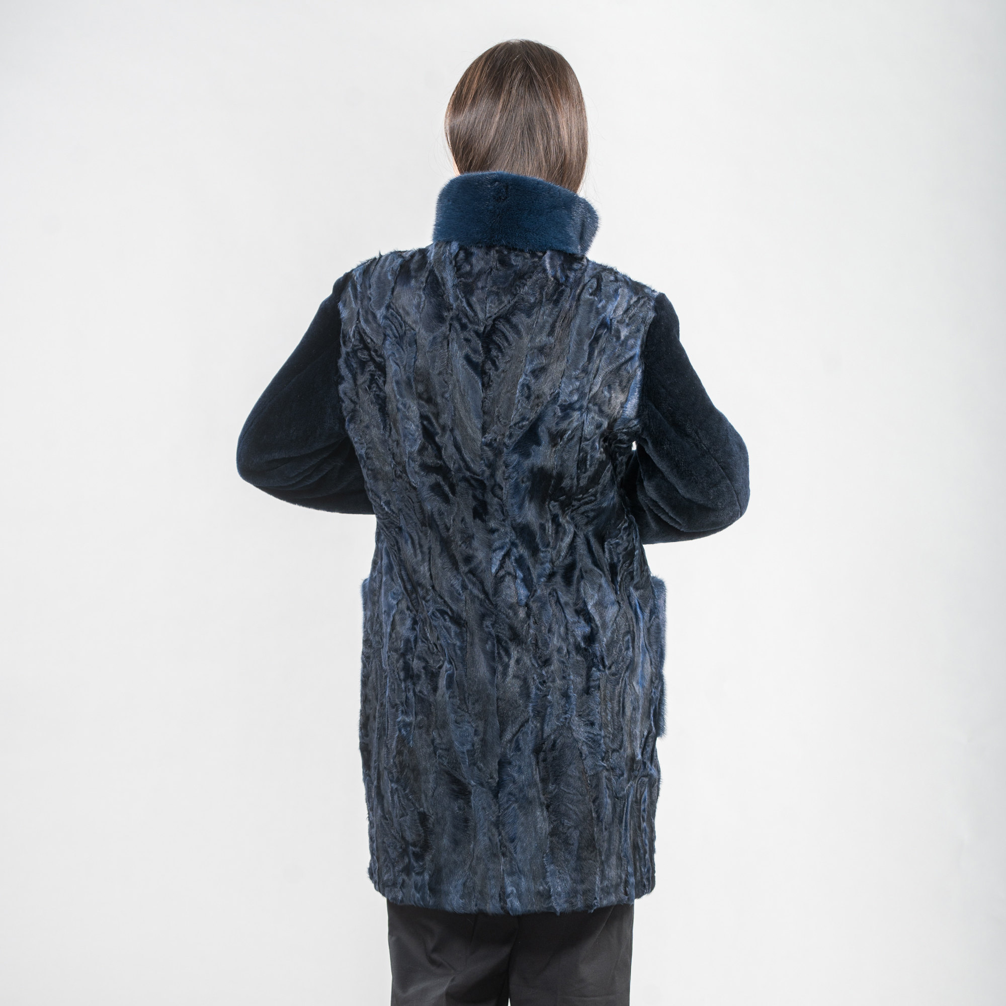 μπλέ γούνινο αστραχάν παλτό με στοιχεία γούνας βιζόν και προβάτου