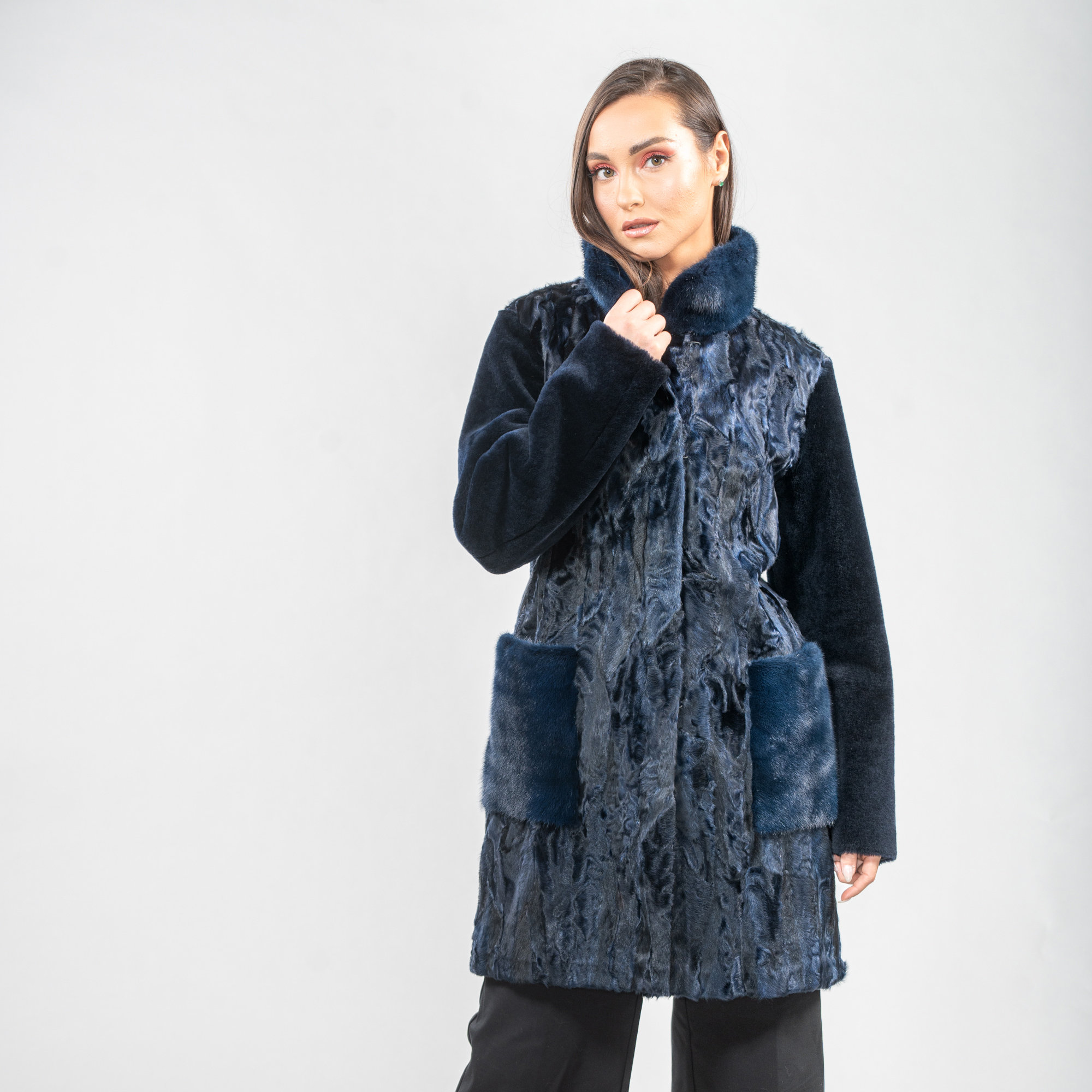 μπλέ γούνινο αστραχάν παλτό με στοιχεία γούνας βιζόν και προβάτου