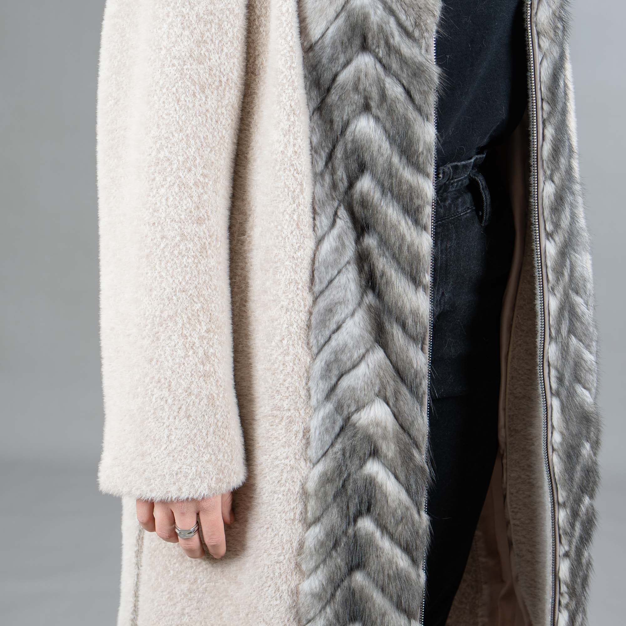 Cashmere coat with mink fur details in beige color