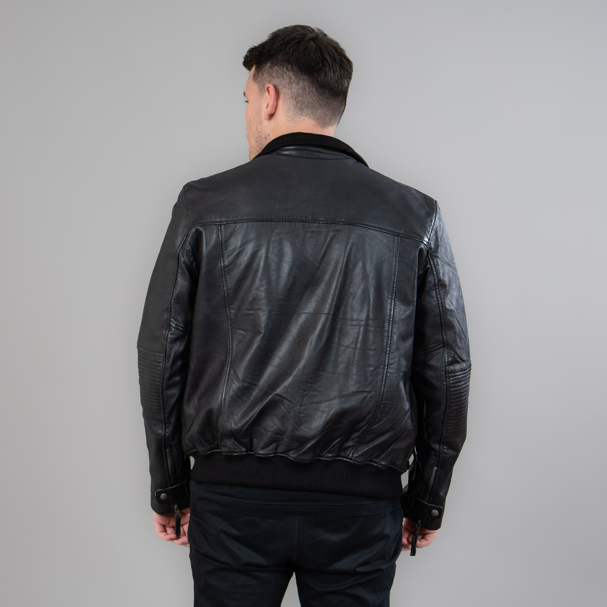 Lambskin jacket with a collar in black color