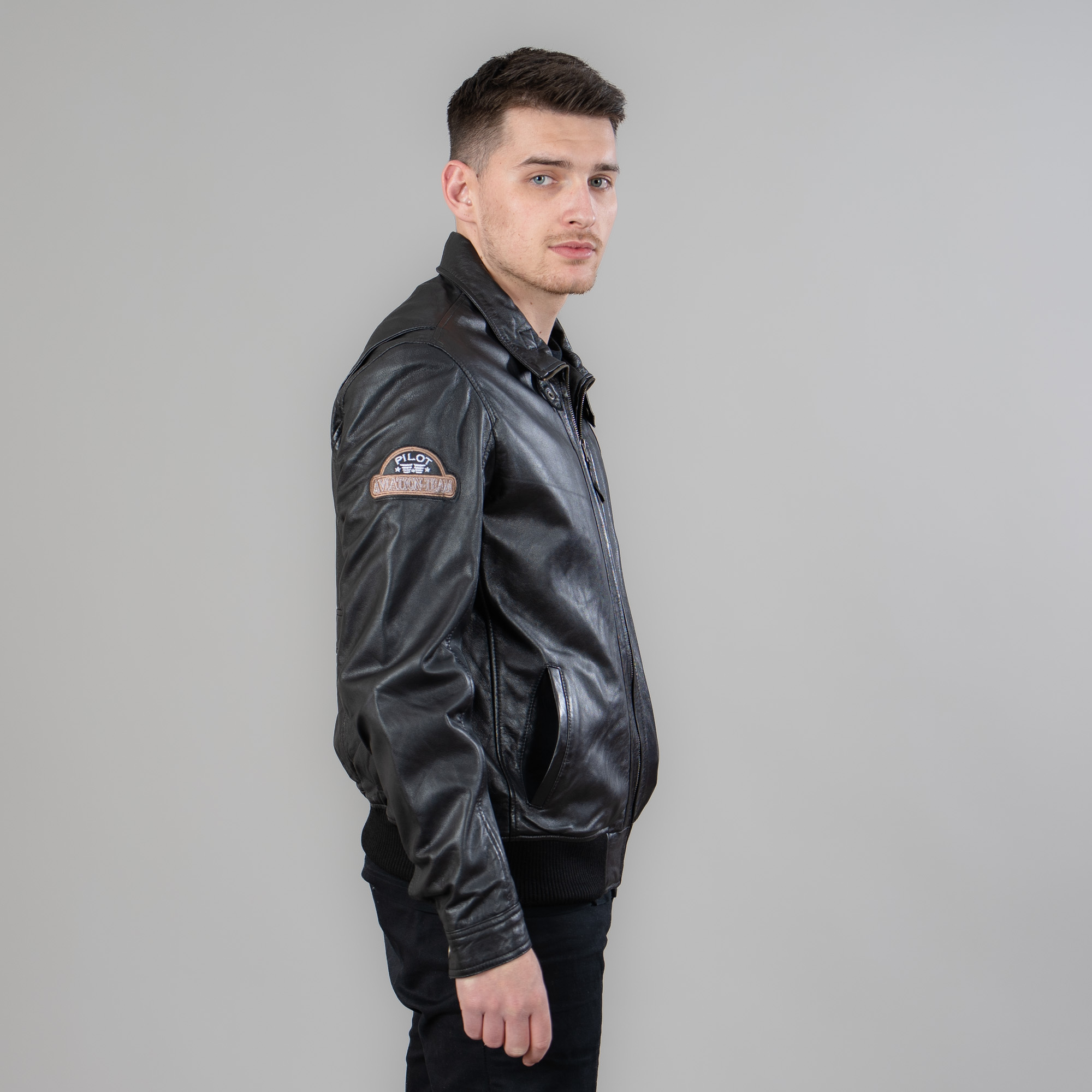 μαύρο δερμάτινο σακάκι