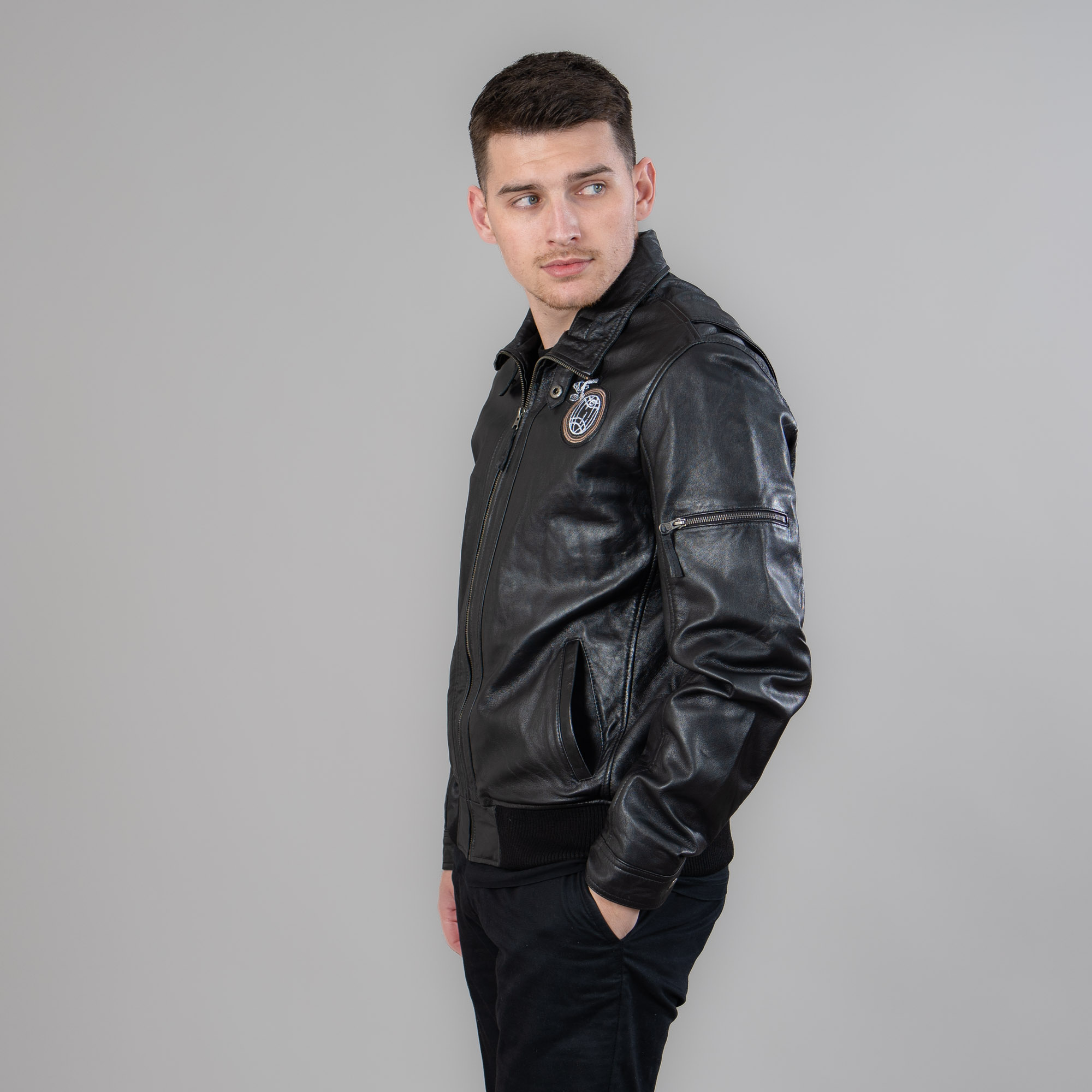 μαύρο δερμάτινο σακάκι