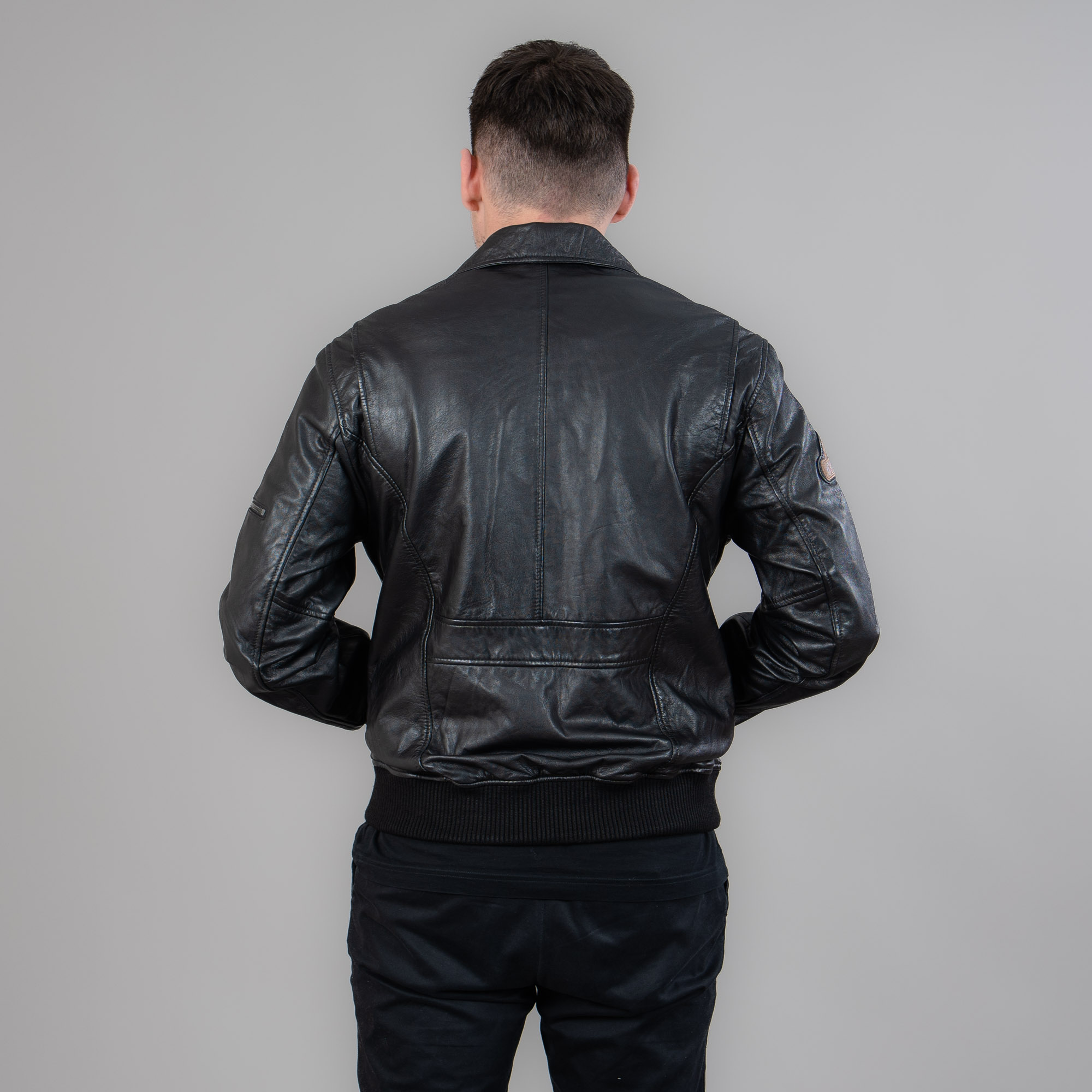 μαύρο δερμάτινο σακάκι