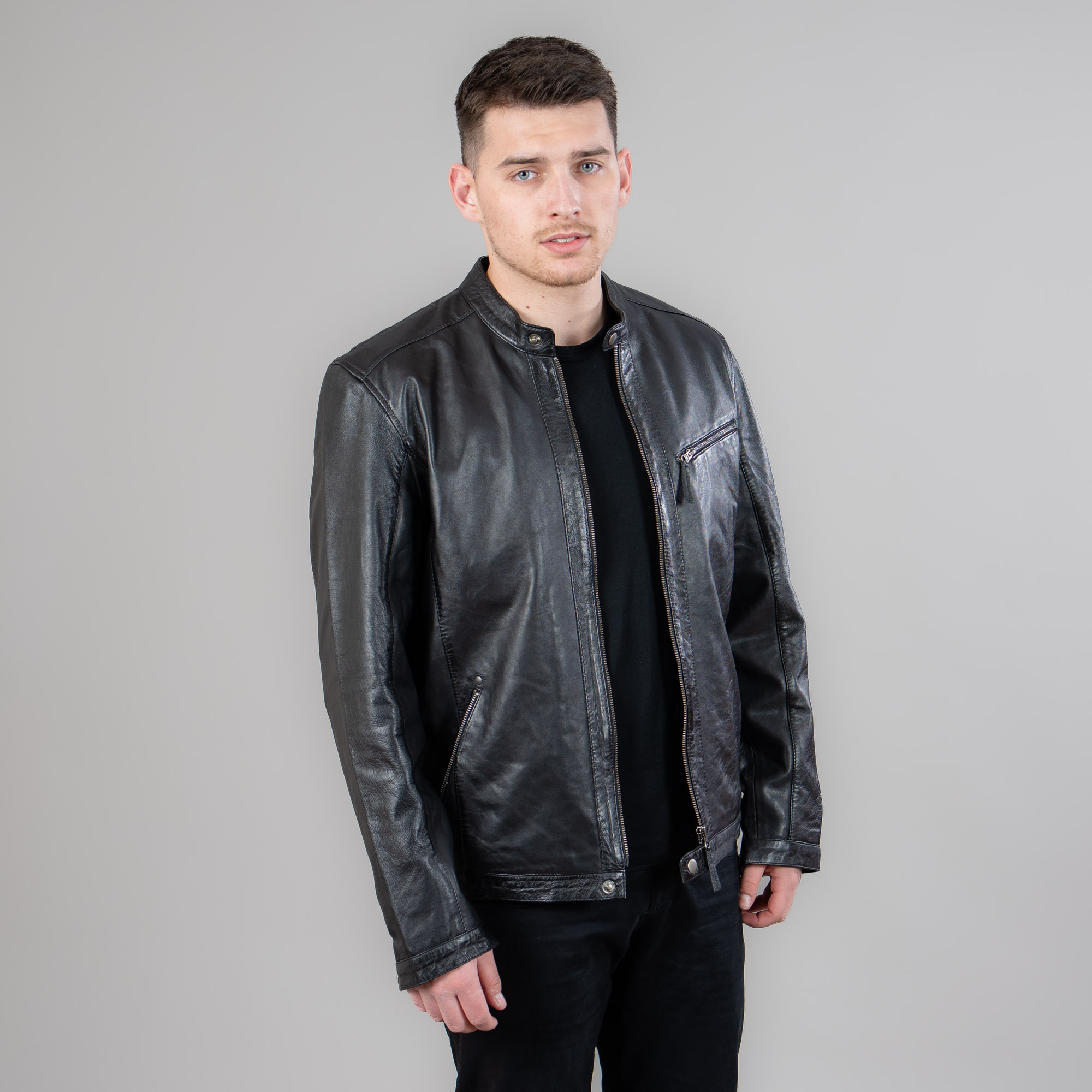 Lambskin jacket in black color with a collar