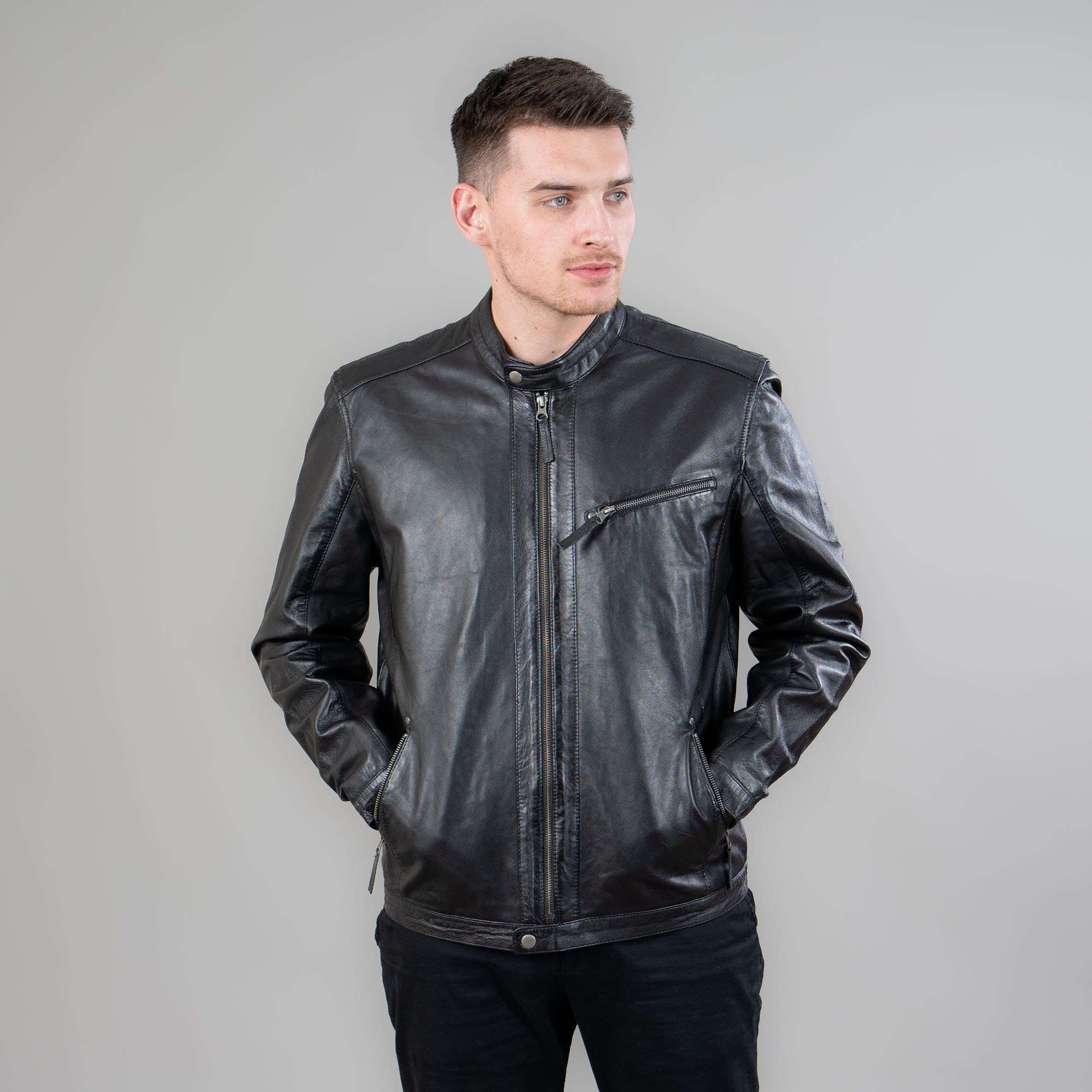 Lambskin jacket in black color with a collar