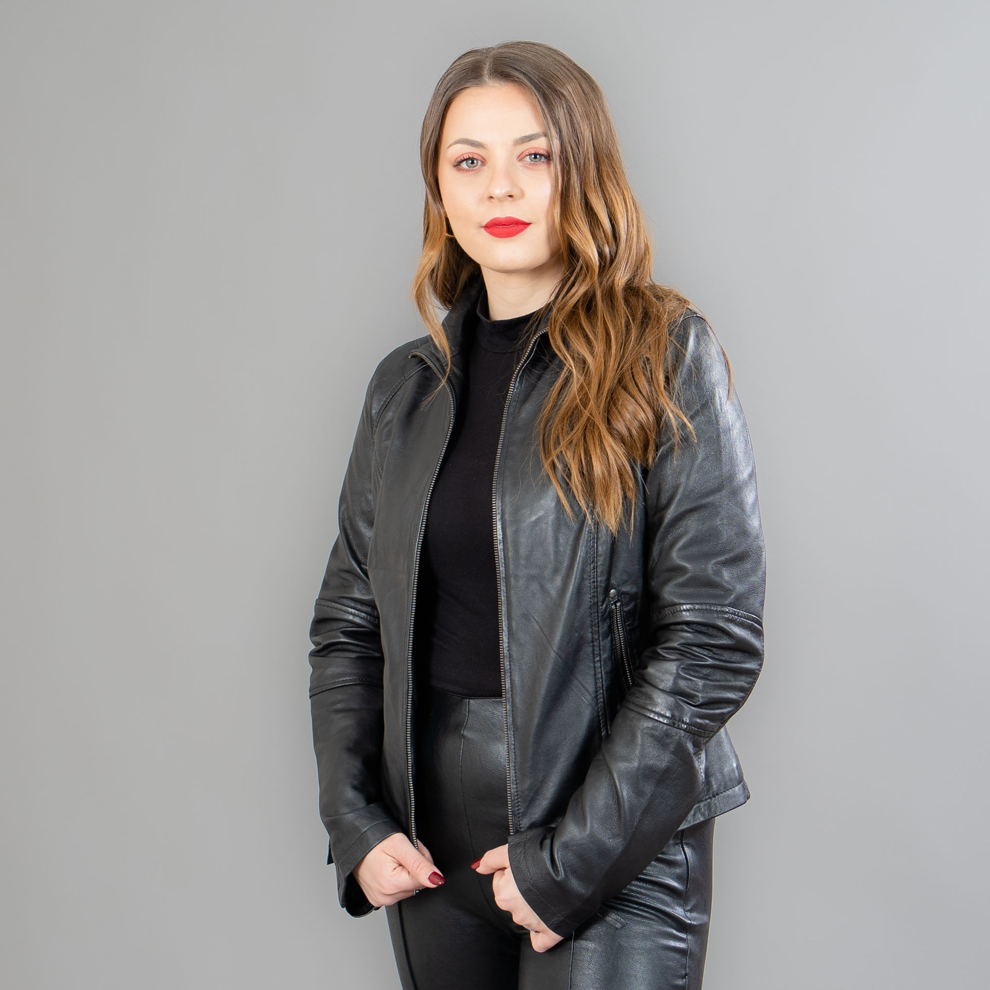 Leather jacket with a collar in black color