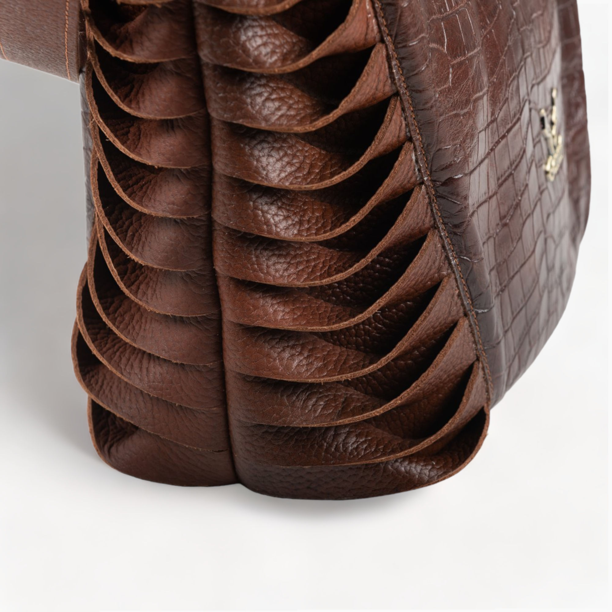 Leather shoulder bag in brown color