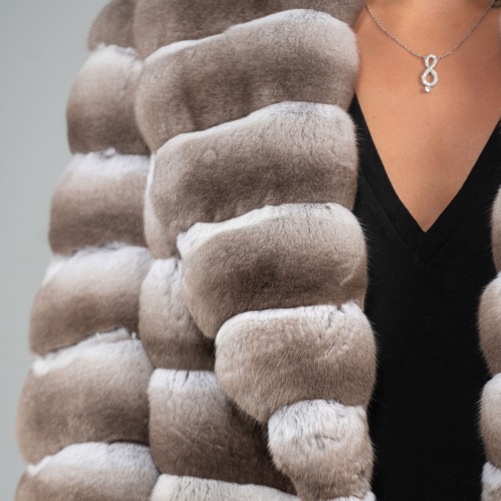 Chinchilla fur jacket with a collar in beige color