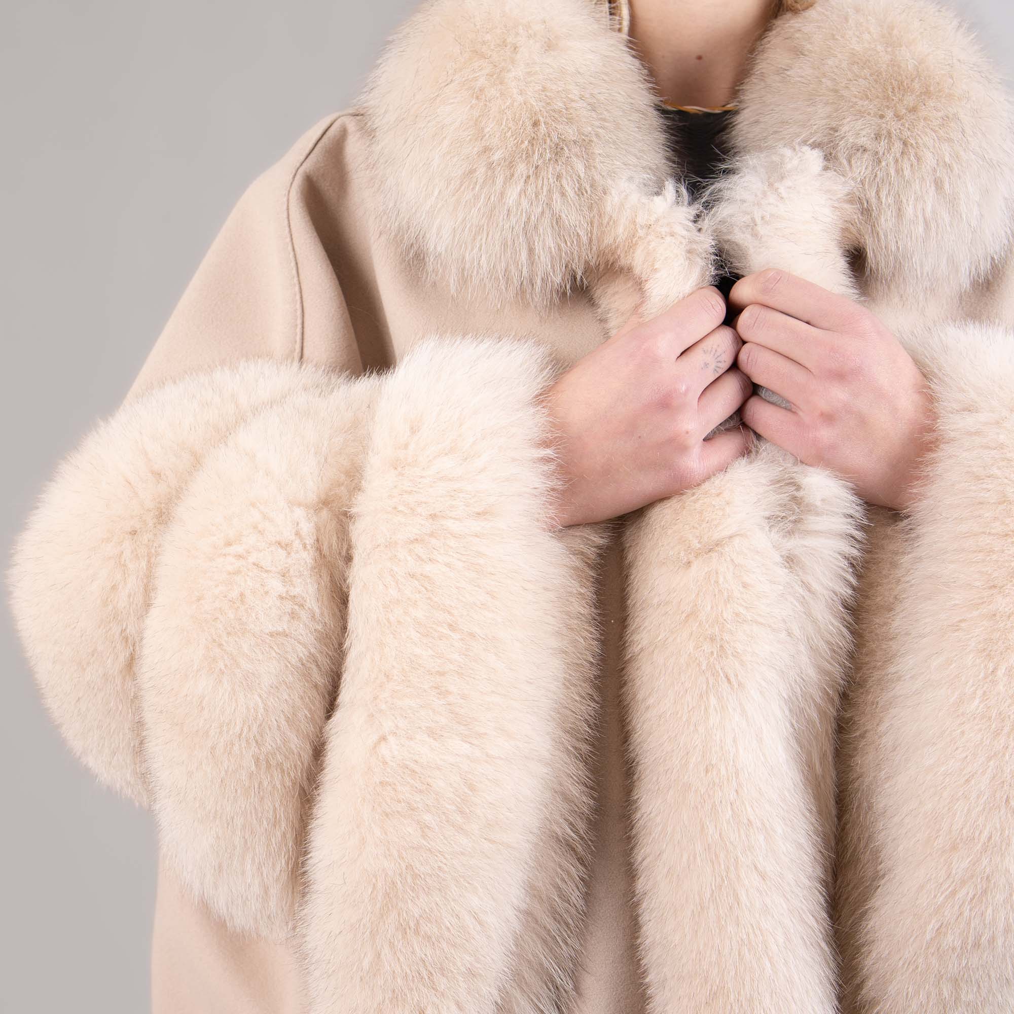 Beige cashmere cape with fox fur details