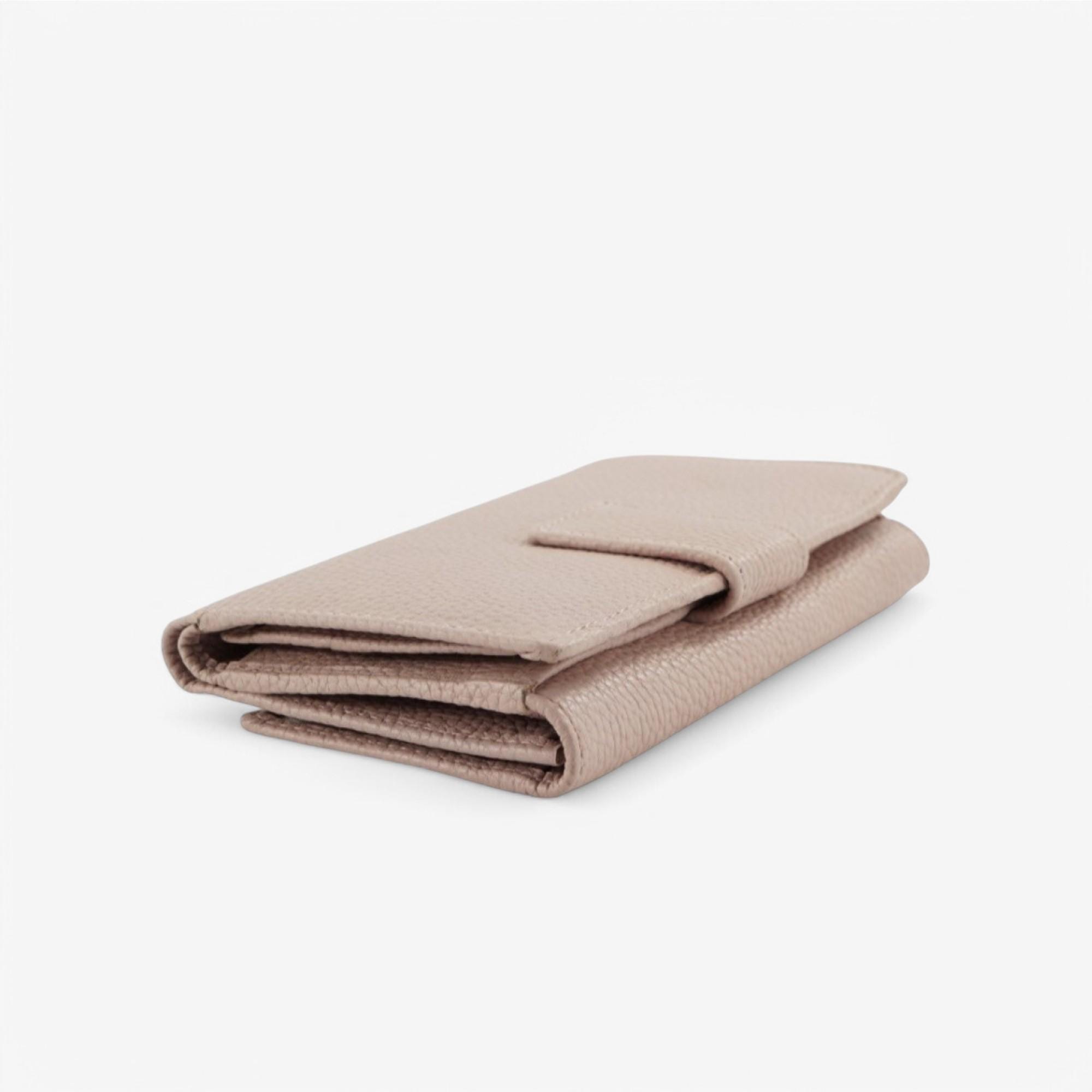 Women’s beige leather wallet with RFID