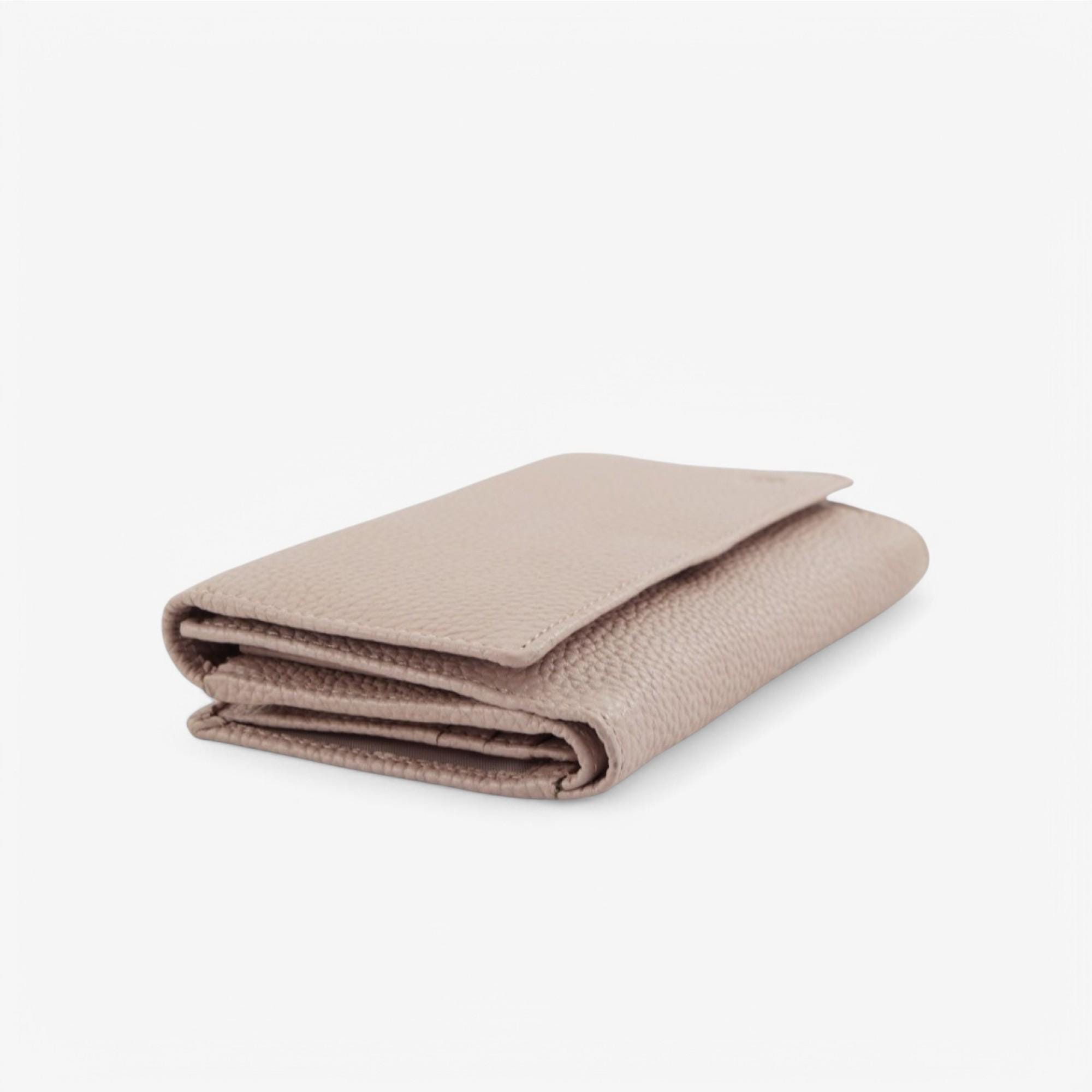 Women’s beige leather wallet with RFID