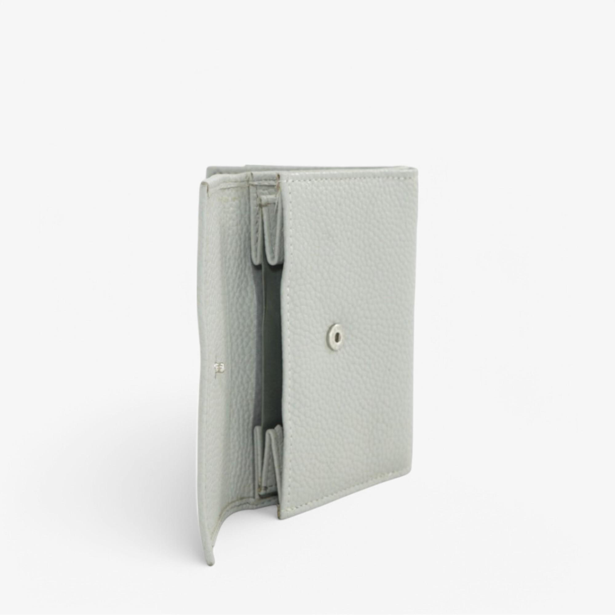 Women’s grey leather wallet with RFID