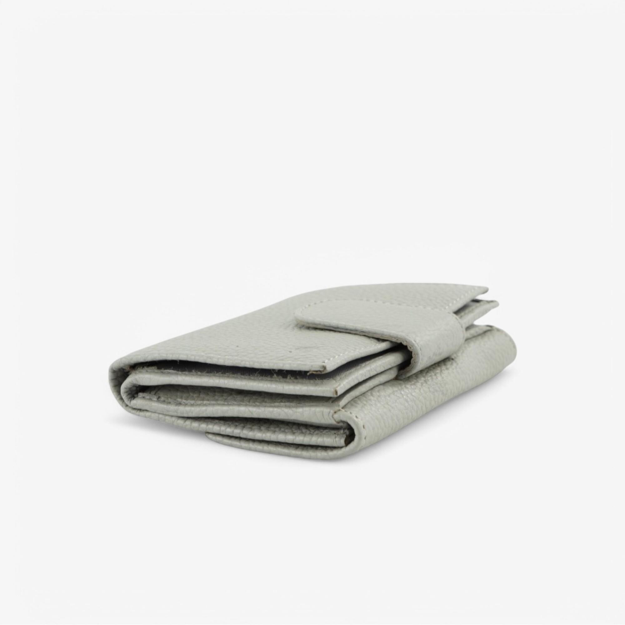 Women’s grey leather wallet with RFID