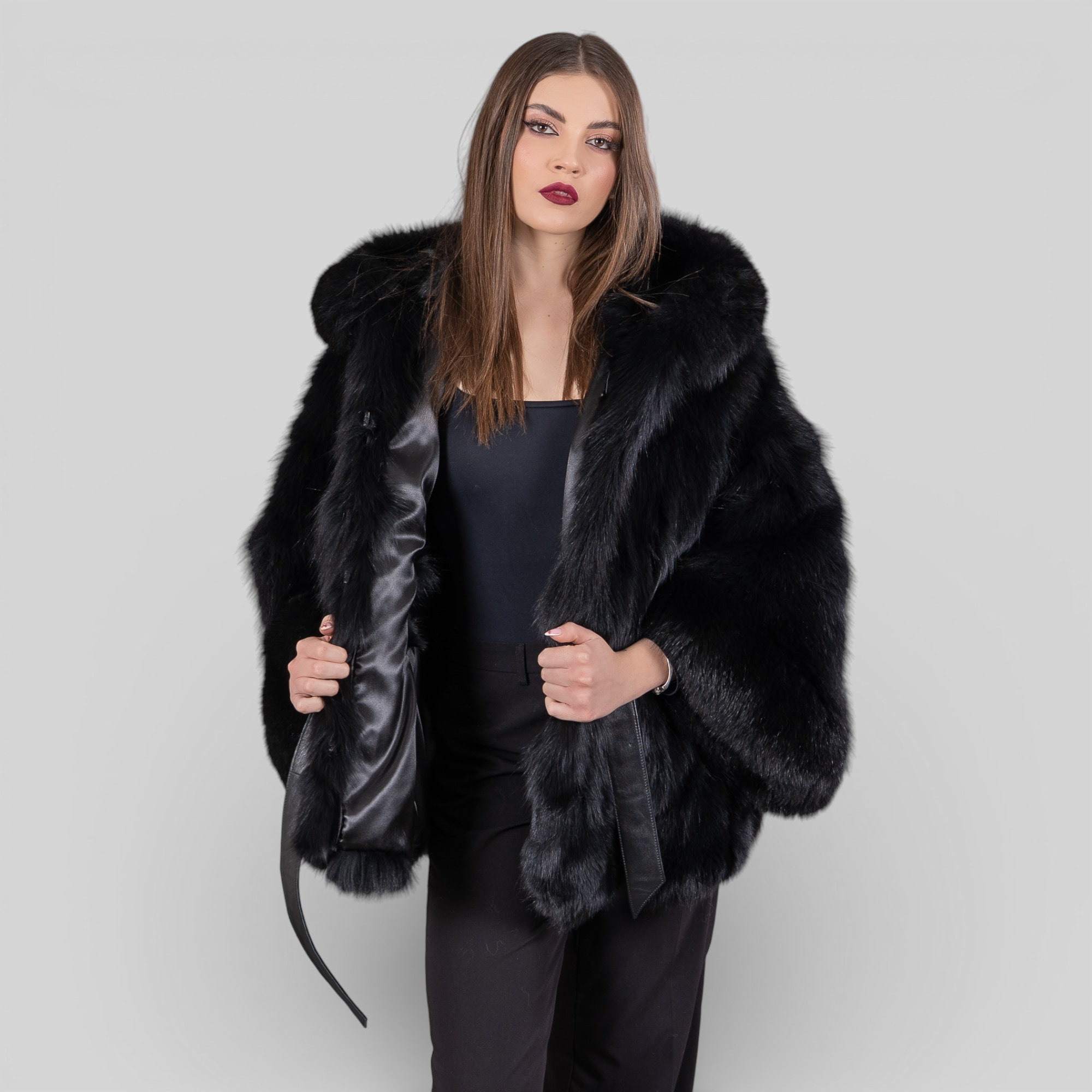 Μαύρη γούνινη κάπα αλεπούς