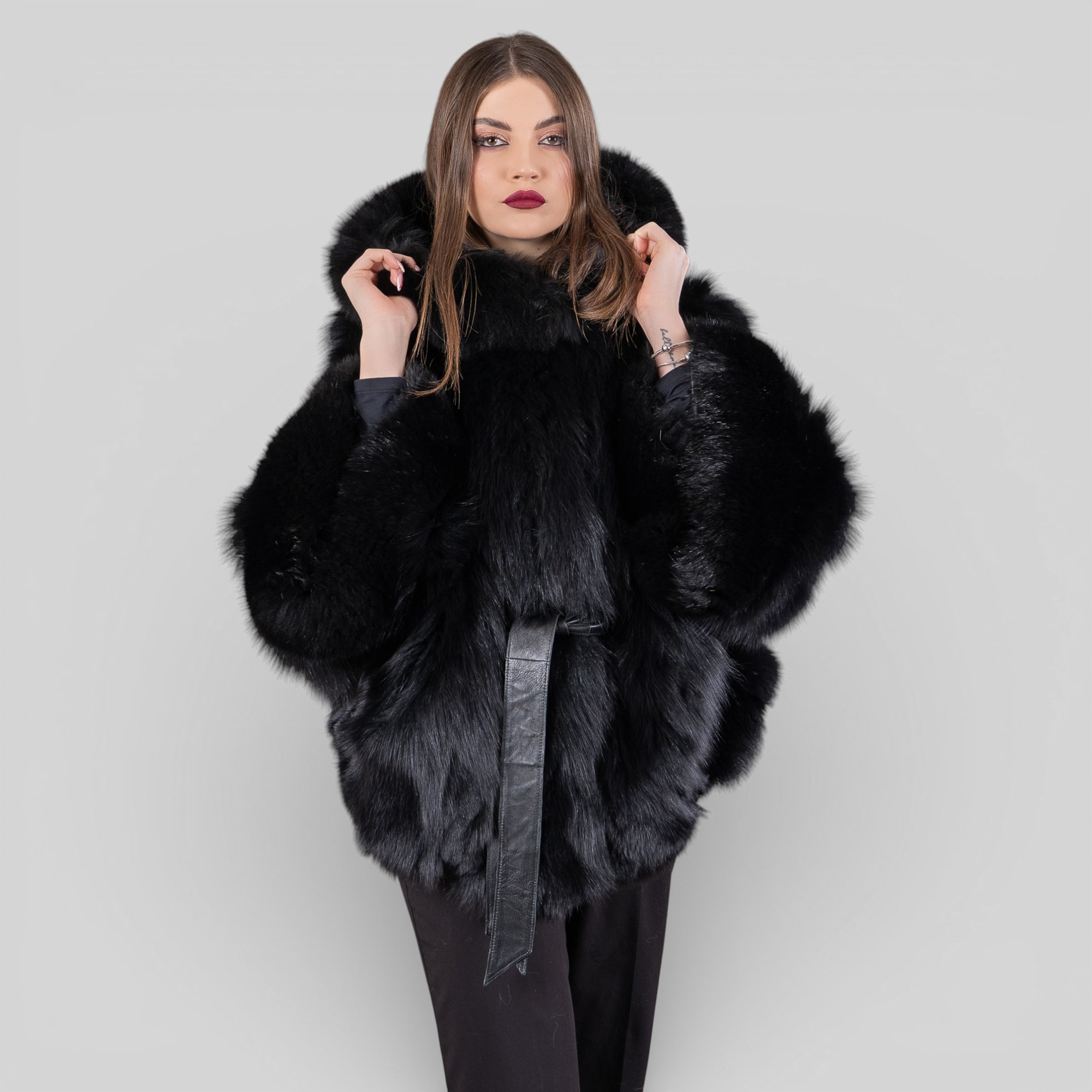 Μαύρη γούνινη κάπα αλεπούς